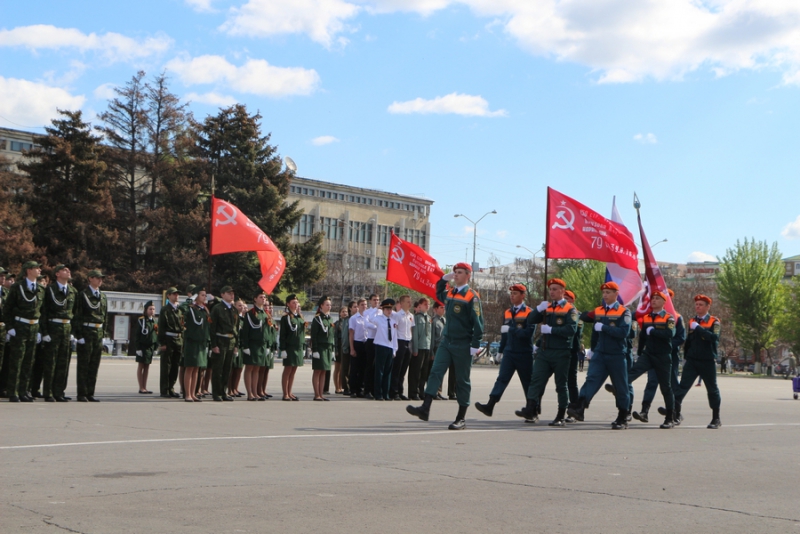 Саратовские школьники прошли строем по Театральной площади