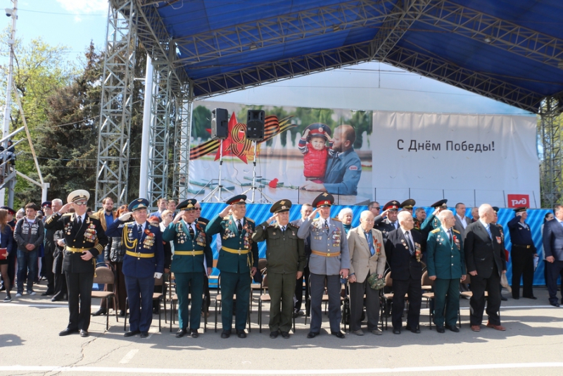 Саратовские школьники прошли строем по Театральной площади