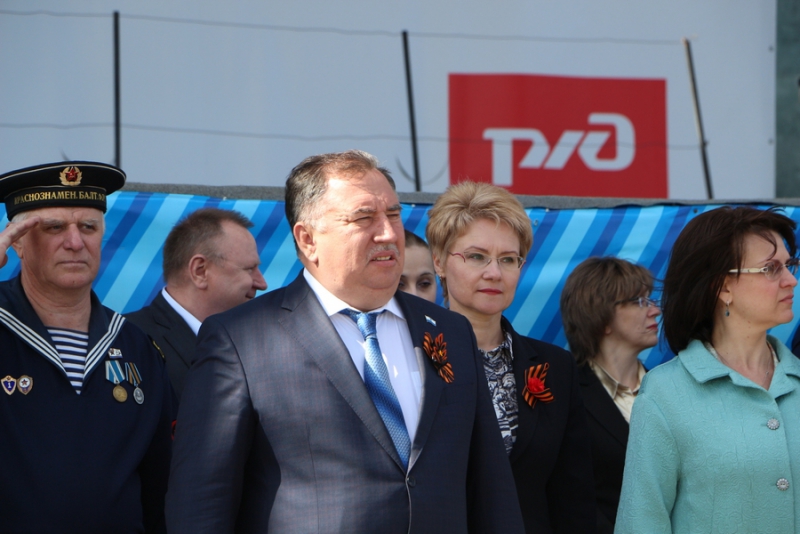 Саратовские школьники прошли строем по Театральной площади