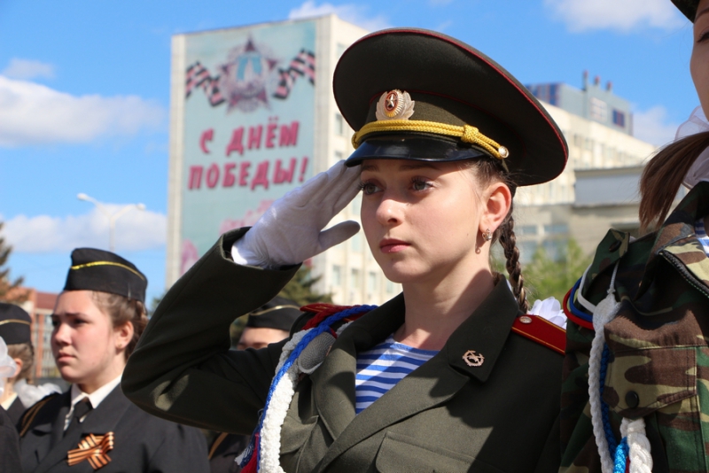 Саратовские школьники прошли строем по Театральной площади
