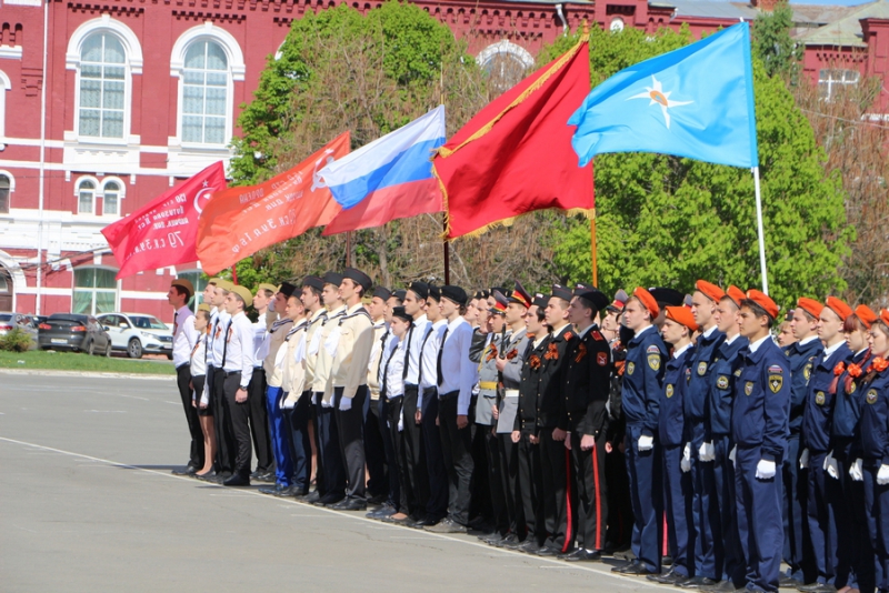 Саратовские школьники прошли строем по Театральной площади