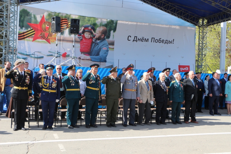 Саратовские школьники прошли строем по Театральной площади