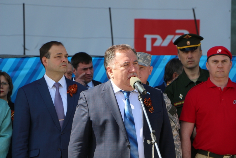 Саратовские школьники прошли строем по Театральной площади