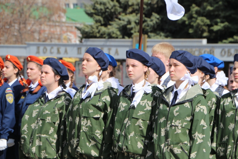 Саратовские школьники прошли строем по Театральной площади