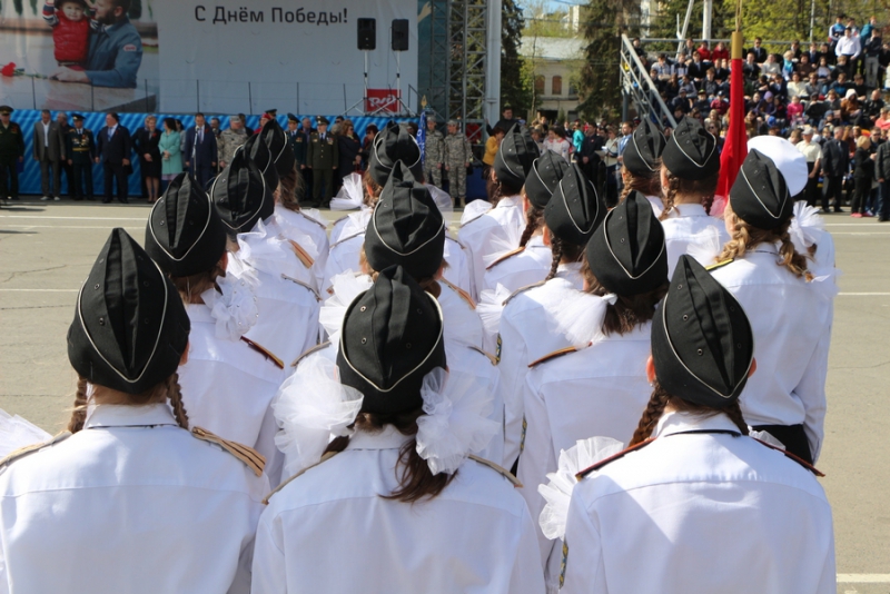 Саратовские школьники прошли строем по Театральной площади