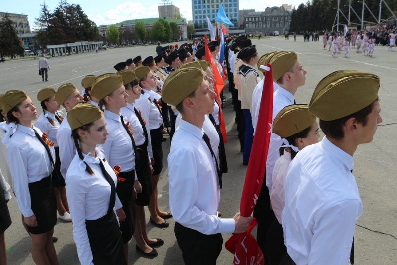 Саратовские школьники прошли строем по Театральной площади