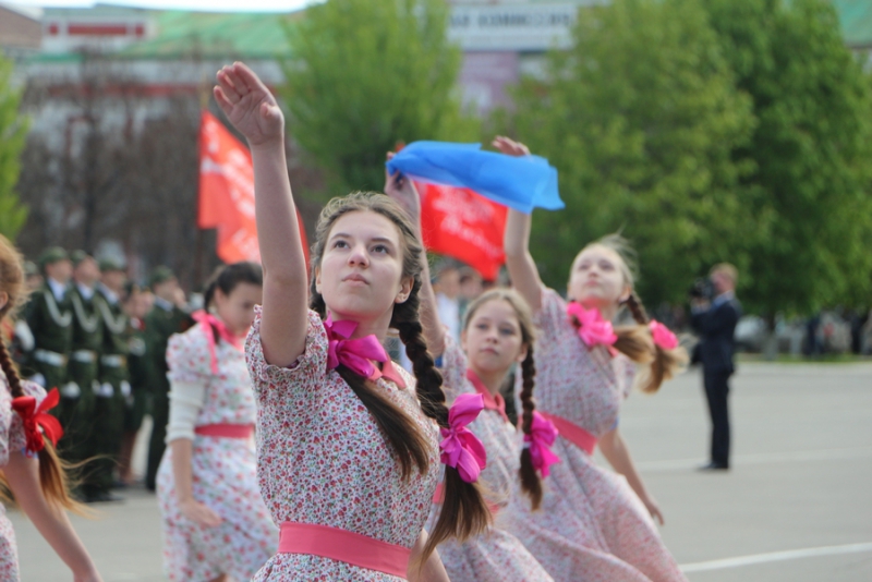 Саратовские школьники прошли строем по Театральной площади
