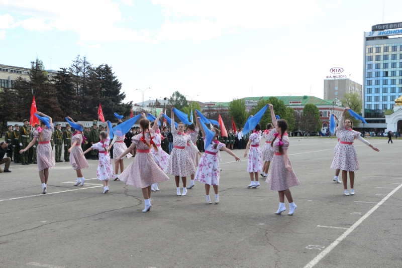 Саратовские школьники прошли строем по Театральной площади