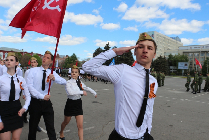 Саратовские школьники прошли строем по Театральной площади