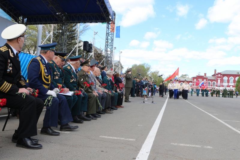 Саратовские школьники прошли строем по Театральной площади