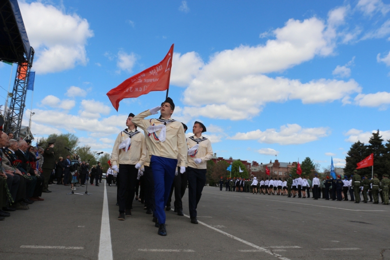 Саратовские школьники прошли строем по Театральной площади