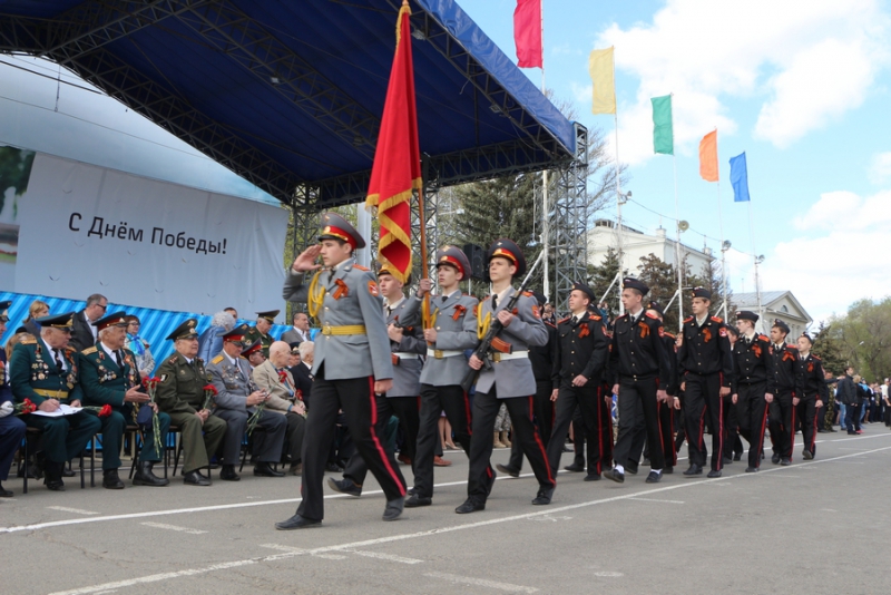 Саратовские школьники прошли строем по Театральной площади