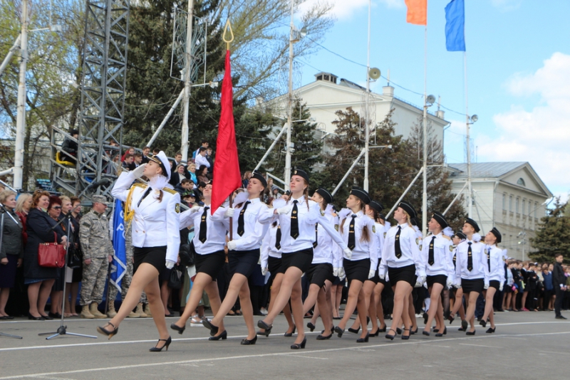 Саратовские школьники прошли строем по Театральной площади