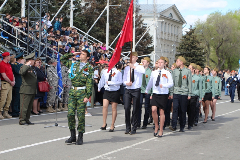 Саратовские школьники прошли строем по Театральной площади