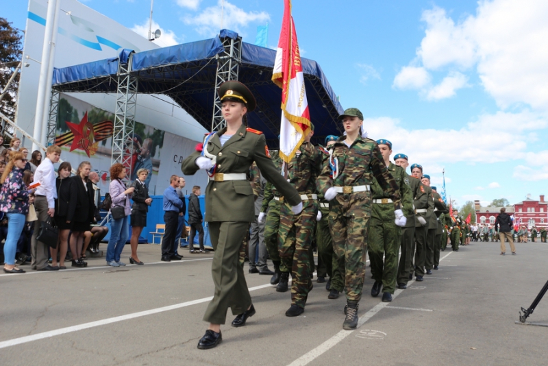 Саратовские школьники прошли строем по Театральной площади