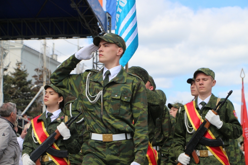 Саратовские школьники прошли строем по Театральной площади