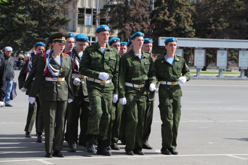 Саратовские школьники прошли строем по Театральной площади