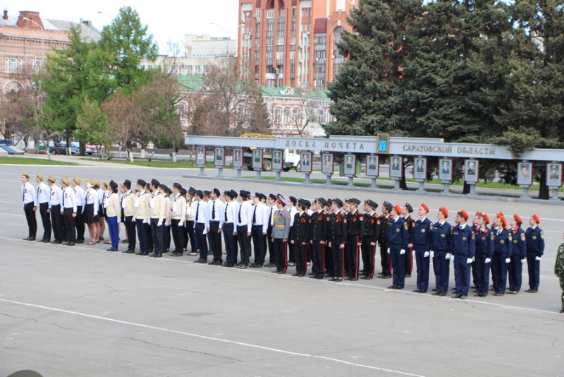 Саратовские школьники прошли строем по Театральной площади
