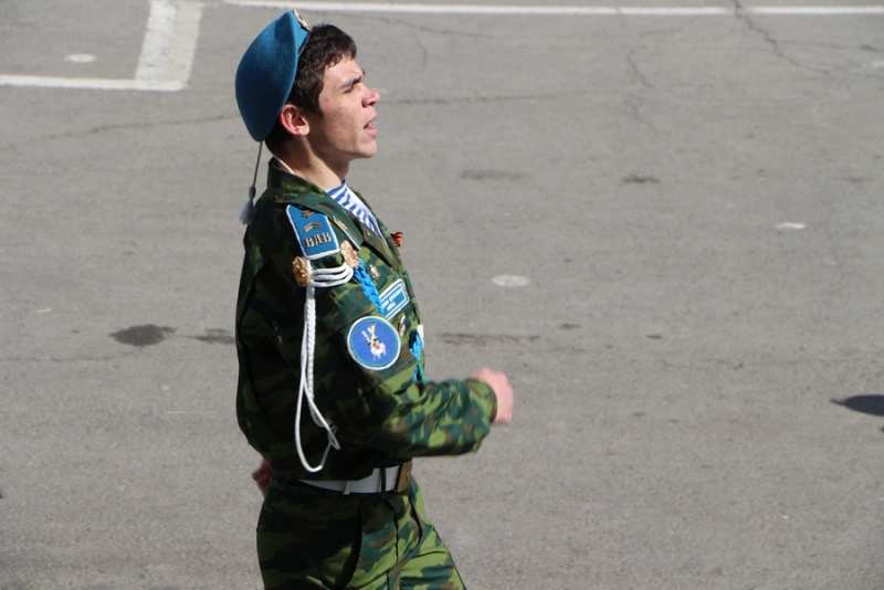 Саратовские школьники прошли строем по Театральной площади