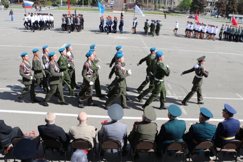 Саратовские школьники прошли строем по Театральной площади