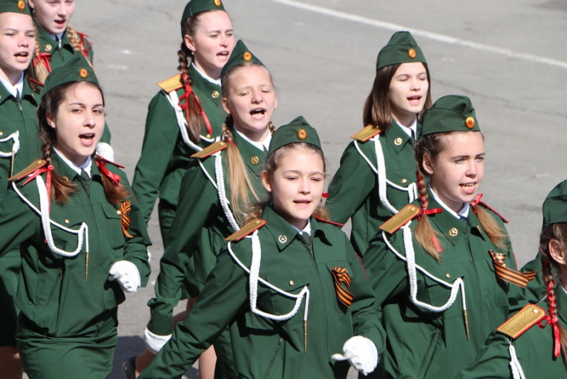 Саратовские школьники прошли строем по Театральной площади