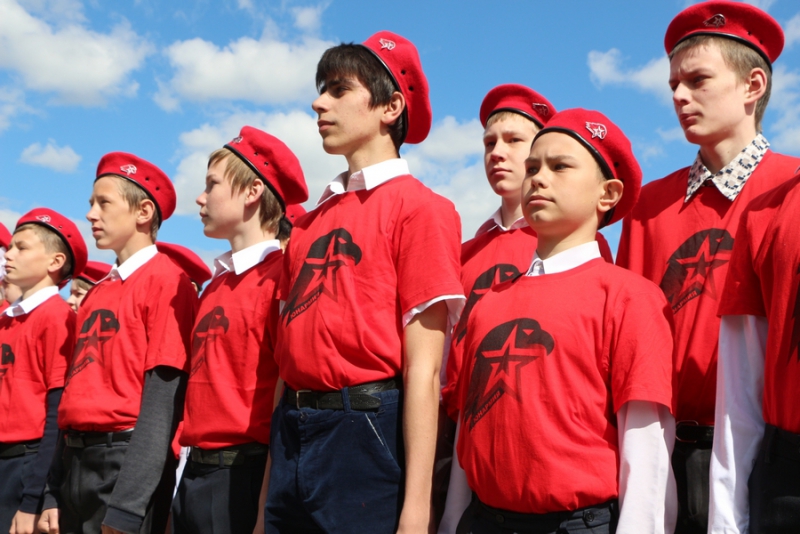 Саратовские школьники прошли строем по Театральной площади