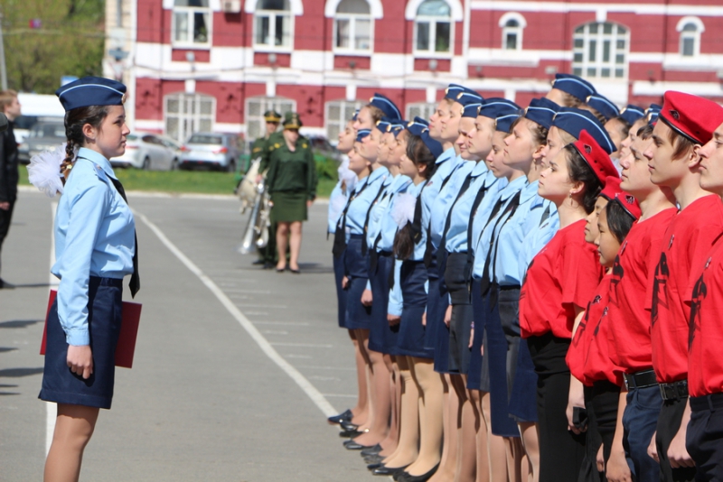 Саратовские школьники прошли строем по Театральной площади