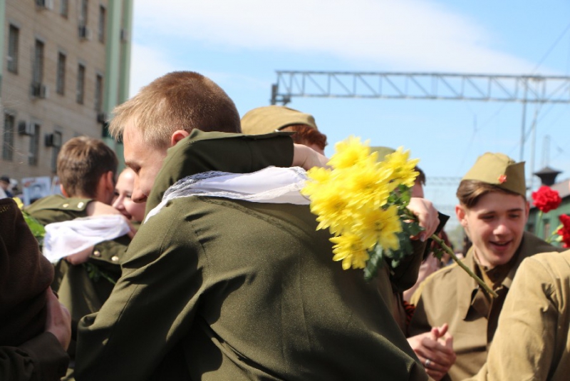 Новогодние белки на первом канале. Видео встречайте. Имиджевые видео. Встреча парня с армии. Девушка с солдатом на вокзале.