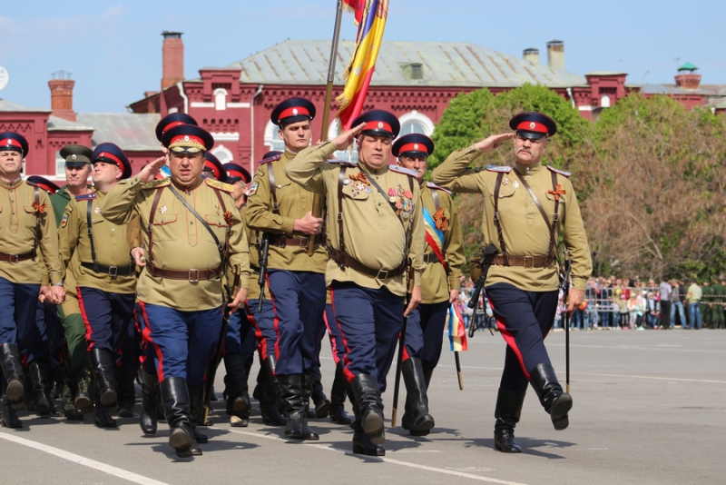 Парад Победы в Саратове привлек 10 тысяч зрителей