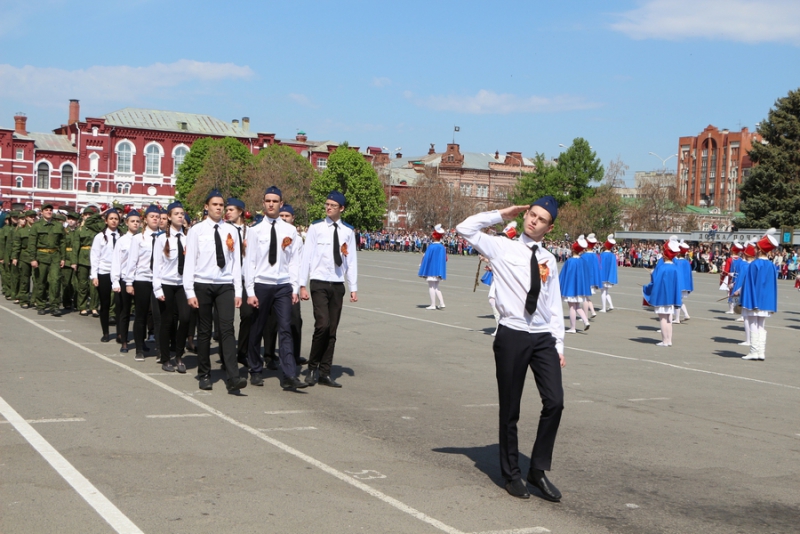 Парад Победы в Саратове привлек 10 тысяч зрителей