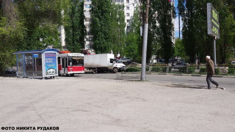 Грузовая «ГАЗель» снесла ограждения на Рахова