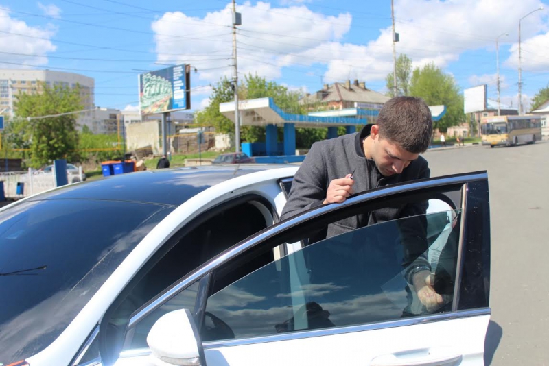 Суд не пустил жениха на свадьбу из-за тонировки на «Форде»