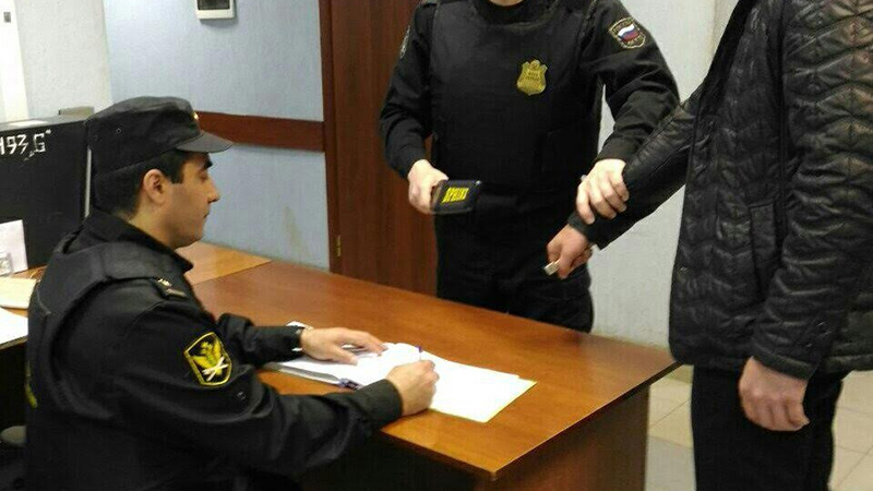 Вооруженный кастетом саратовец пытался проникнуть в здание суда