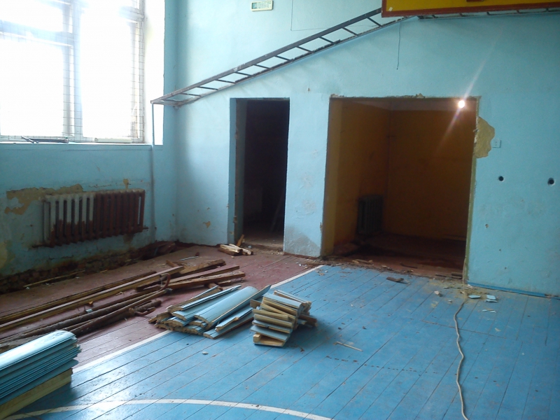 По федеральному проекту в Татищевском районе начат ремонт спортивного зала