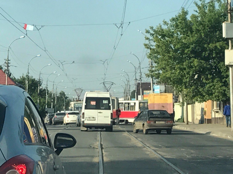 На Танкистов сошел с рельсов трамвай