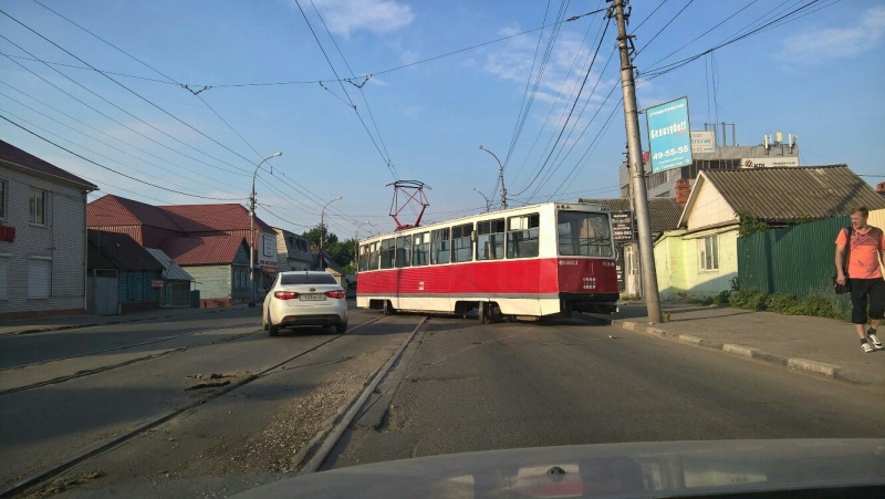 На Танкистов сошел с рельсов трамвай