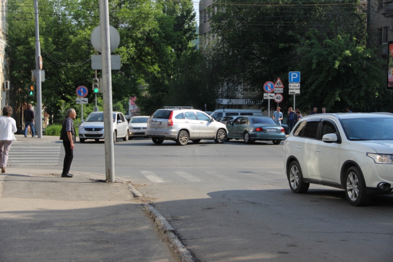 В День защиты детей центр Саратова встал в пробках
