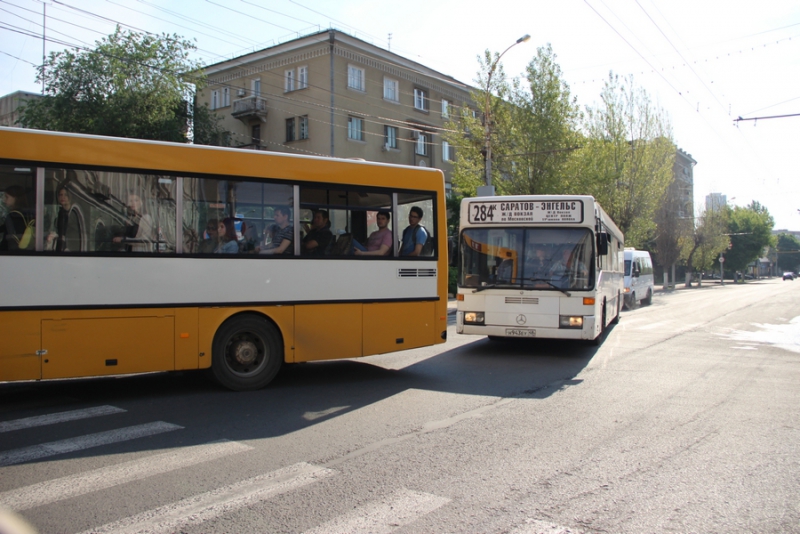 В День защиты детей центр Саратова встал в пробках