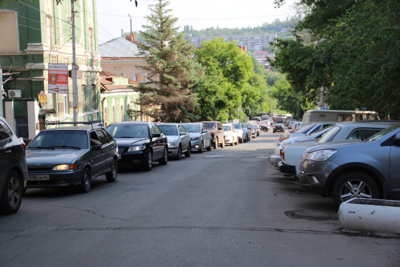 В День защиты детей центр Саратова встал в пробках