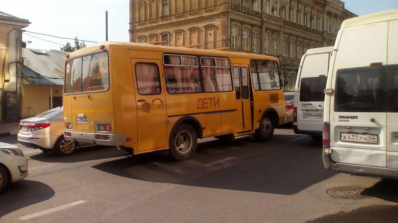 В День защиты детей центр Саратова встал в пробках