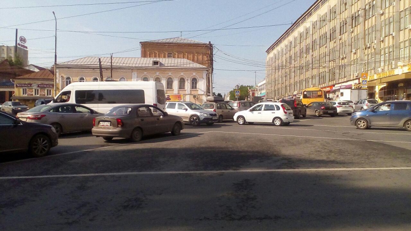 В День защиты детей центр Саратова встал в пробках