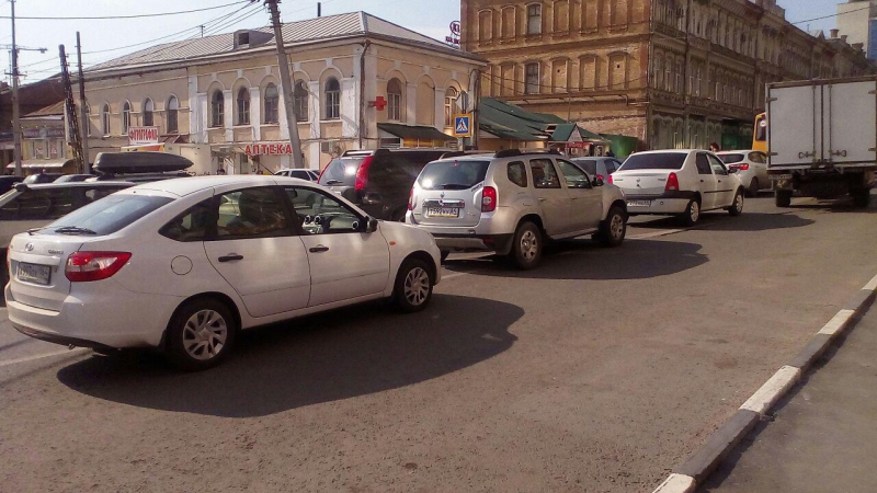В День защиты детей центр Саратова встал в пробках