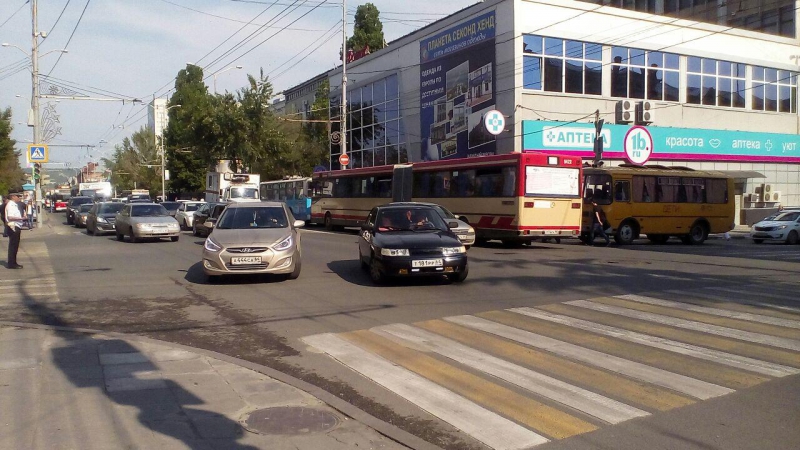 В День защиты детей центр Саратова встал в пробках