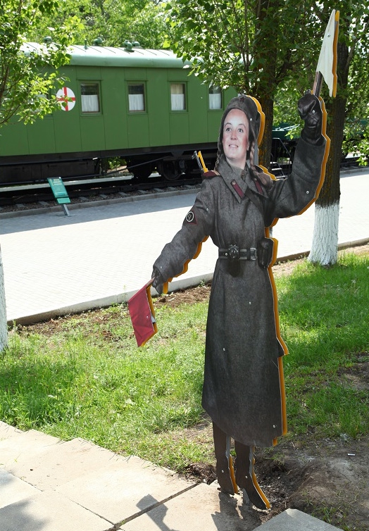 В парке на Соколовой горе появились две «регулировщицы Победы»