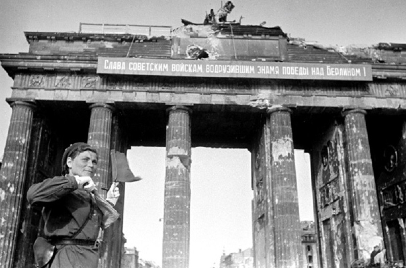 В парке на Соколовой горе появились две «регулировщицы Победы»