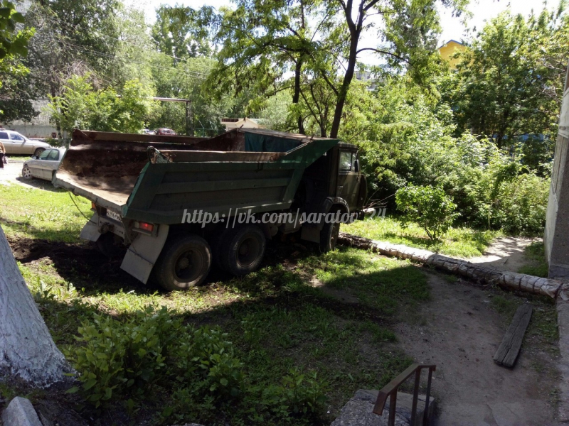 В Заводском районе «КамАЗ» врезался в дерево