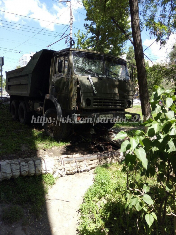 В Заводском районе «КамАЗ» врезался в дерево