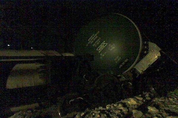 С рельсов сошел железнодорожный состав