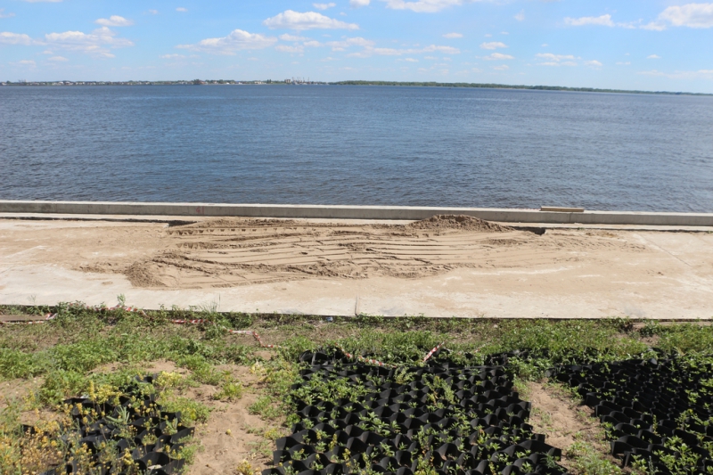 Провал на набережной Саратова закидали песком