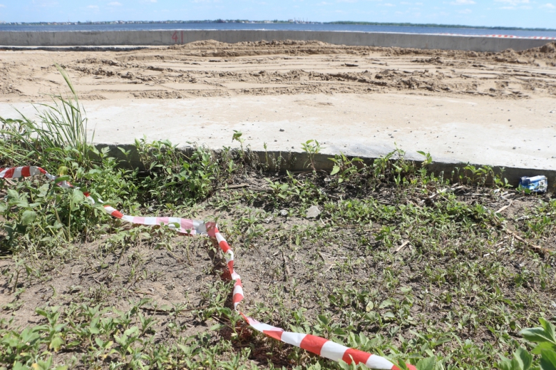 Провал на набережной Саратова закидали песком